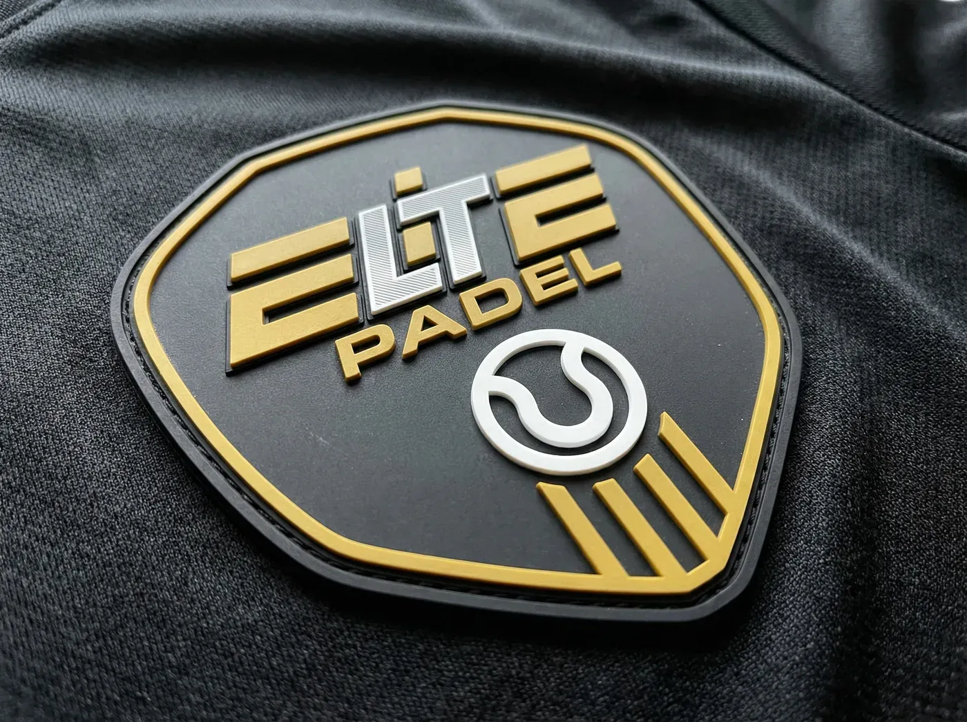 Académie de padel à Lille - Élite Padel - badge sur maillot de compétition